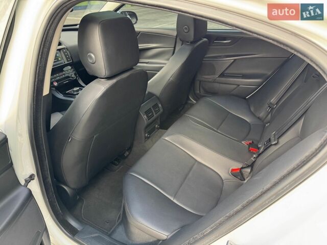 Білий Ягуар XE, об'ємом двигуна 2 л та пробігом 67 тис. км за 13500 $, фото 41 на Automoto.ua