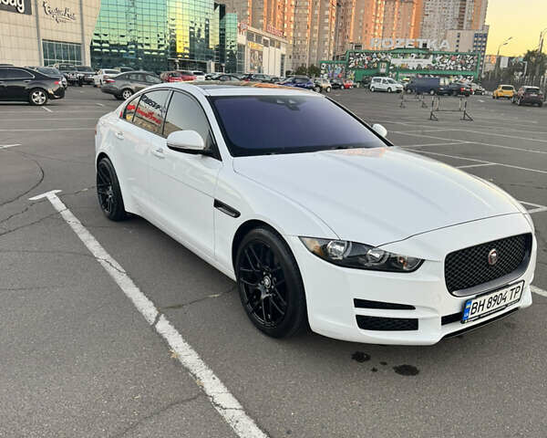 Белый Ягуар XE, объемом двигателя 2 л и пробегом 100 тыс. км за 15500 $, фото 3 на Automoto.ua