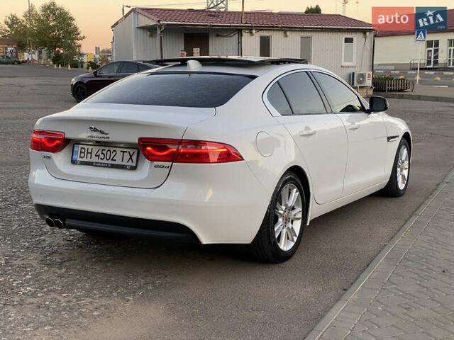 Белый Ягуар XE, объемом двигателя 2 л и пробегом 133 тыс. км за 14800 $, фото 6 на Automoto.ua