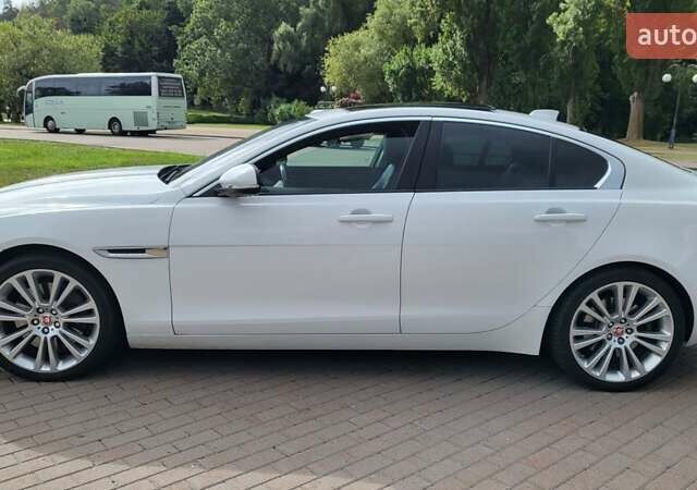 Белый Ягуар XE, объемом двигателя 3 л и пробегом 132 тыс. км за 12900 $, фото 4 на Automoto.ua