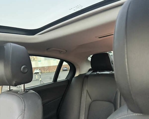Белый Ягуар XE, объемом двигателя 2 л и пробегом 100 тыс. км за 15500 $, фото 10 на Automoto.ua