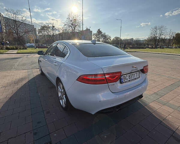 Белый Ягуар XE, объемом двигателя 2 л и пробегом 135 тыс. км за 16000 $, фото 3 на Automoto.ua
