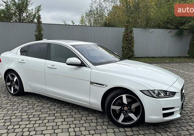 Белый Ягуар XE, объемом двигателя 2 л и пробегом 137 тыс. км за 16950 $, фото 4 на Automoto.ua