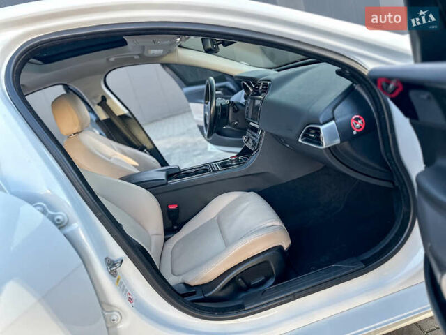 Белый Ягуар XE, объемом двигателя 2 л и пробегом 158 тыс. км за 13999 $, фото 11 на Automoto.ua