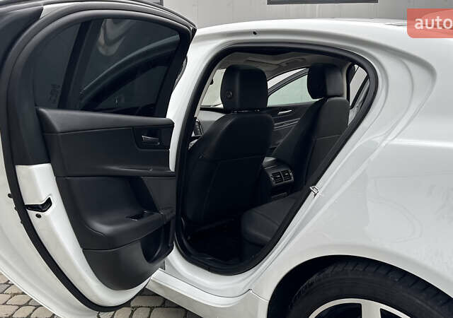 Белый Ягуар XE, объемом двигателя 2 л и пробегом 137 тыс. км за 16950 $, фото 32 на Automoto.ua