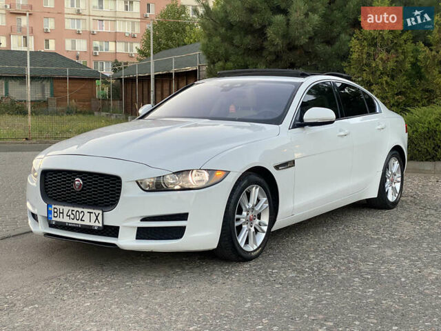 Белый Ягуар XE, объемом двигателя 2 л и пробегом 133 тыс. км за 14800 $, фото 3 на Automoto.ua