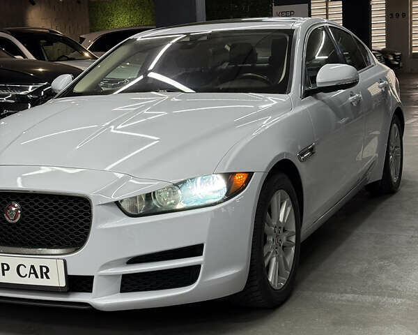Белый Ягуар XE, объемом двигателя 2 л и пробегом 79 тыс. км за 17500 $, фото 8 на Automoto.ua