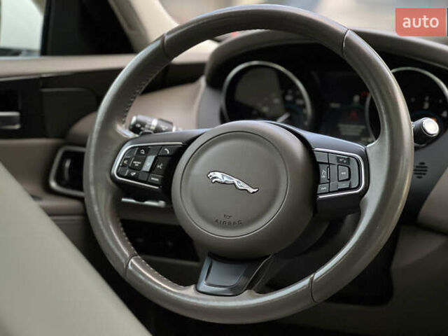 Белый Ягуар XE, объемом двигателя 2 л и пробегом 82 тыс. км за 14300 $, фото 24 на Automoto.ua