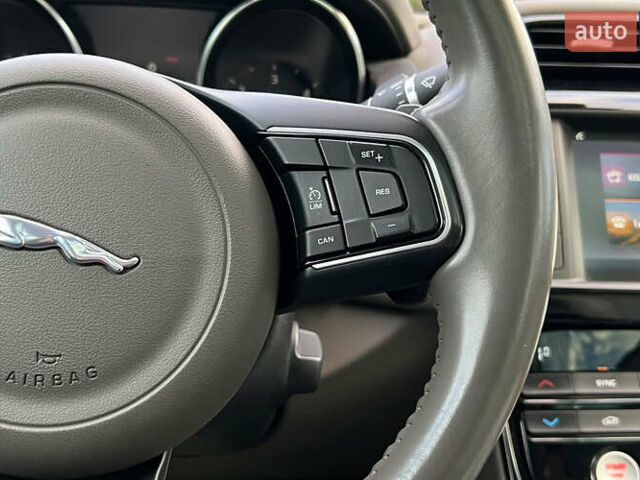 Белый Ягуар XE, объемом двигателя 2 л и пробегом 82 тыс. км за 14300 $, фото 22 на Automoto.ua