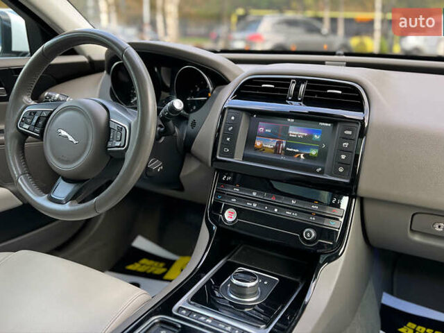 Белый Ягуар XE, объемом двигателя 2 л и пробегом 82 тыс. км за 14300 $, фото 13 на Automoto.ua