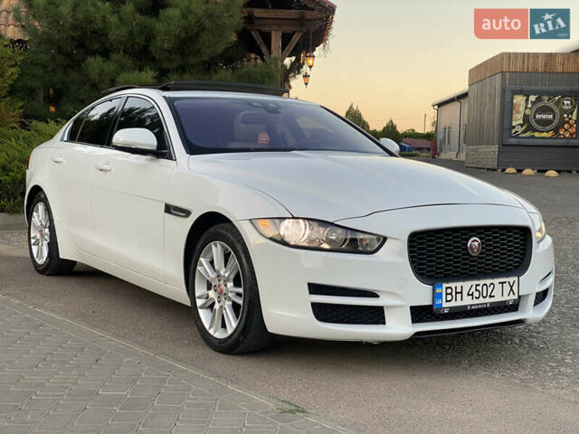 Белый Ягуар XE, объемом двигателя 2 л и пробегом 133 тыс. км за 14800 $, фото 1 на Automoto.ua