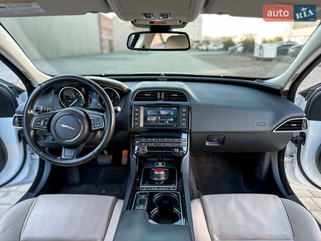 Белый Ягуар XE, объемом двигателя 2 л и пробегом 158 тыс. км за 13999 $, фото 12 на Automoto.ua