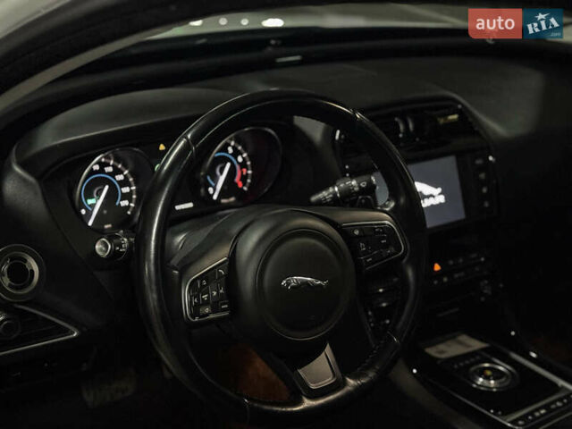 Белый Ягуар XE, объемом двигателя 2 л и пробегом 57 тыс. км за 14500 $, фото 10 на Automoto.ua