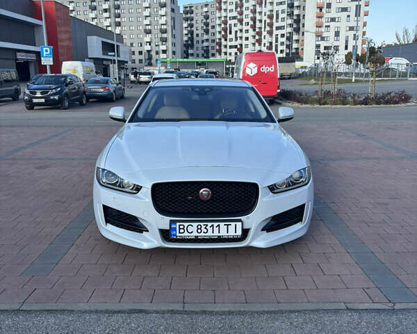 Белый Ягуар XE, объемом двигателя 2 л и пробегом 135 тыс. км за 16000 $, фото 1 на Automoto.ua