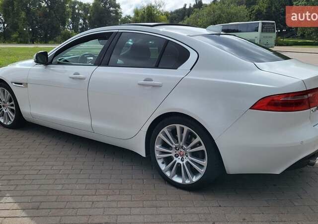 Белый Ягуар XE, объемом двигателя 3 л и пробегом 132 тыс. км за 12900 $, фото 7 на Automoto.ua