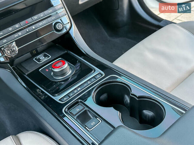 Белый Ягуар XE, объемом двигателя 2 л и пробегом 158 тыс. км за 13999 $, фото 16 на Automoto.ua
