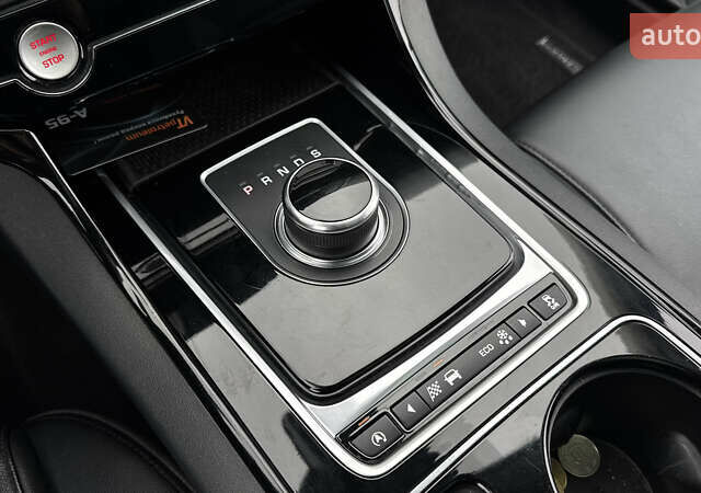 Белый Ягуар XE, объемом двигателя 2 л и пробегом 137 тыс. км за 16950 $, фото 54 на Automoto.ua