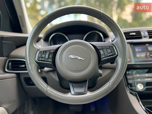 Белый Ягуар XE, объемом двигателя 2 л и пробегом 82 тыс. км за 14300 $, фото 23 на Automoto.ua