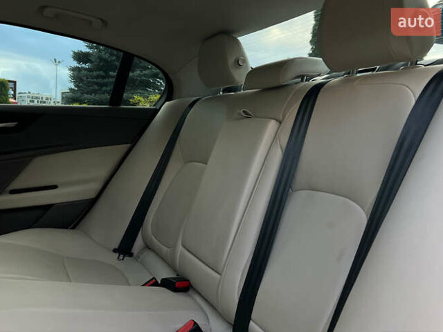 Белый Ягуар XE, объемом двигателя 2 л и пробегом 82 тыс. км за 14300 $, фото 9 на Automoto.ua