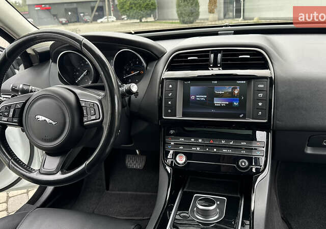 Белый Ягуар XE, объемом двигателя 2 л и пробегом 137 тыс. км за 16950 $, фото 64 на Automoto.ua