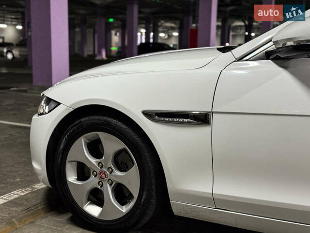 Белый Ягуар XE, объемом двигателя 2 л и пробегом 57 тыс. км за 14500 $, фото 5 на Automoto.ua