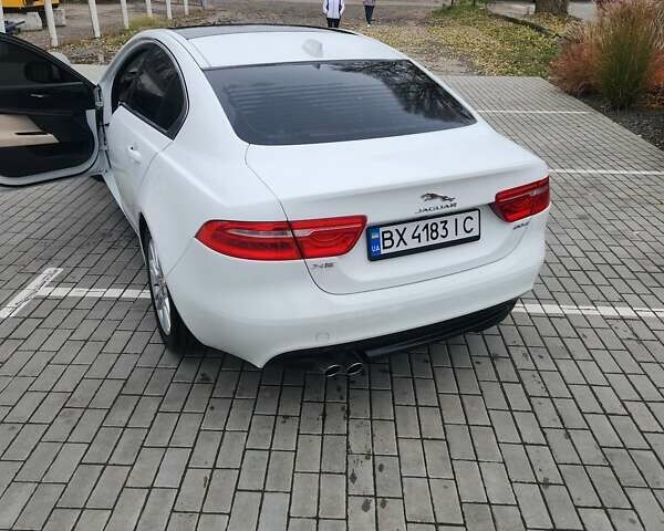 Белый Ягуар XE, объемом двигателя 2 л и пробегом 158 тыс. км за 15800 $, фото 2 на Automoto.ua