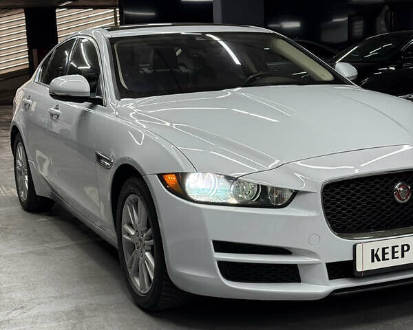 Белый Ягуар XE, объемом двигателя 2 л и пробегом 79 тыс. км за 17500 $, фото 7 на Automoto.ua
