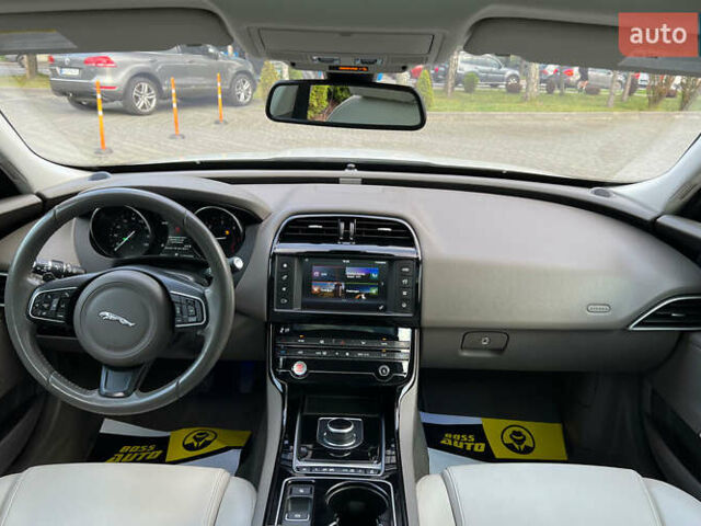 Белый Ягуар XE, объемом двигателя 2 л и пробегом 82 тыс. км за 14300 $, фото 11 на Automoto.ua