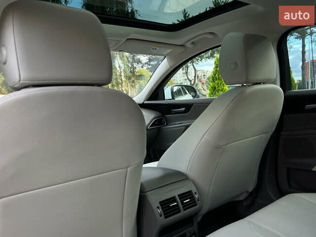 Белый Ягуар XE, объемом двигателя 2 л и пробегом 82 тыс. км за 14300 $, фото 10 на Automoto.ua