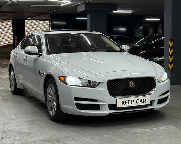 Белый Ягуар XE, объемом двигателя 2 л и пробегом 79 тыс. км за 17500 $, фото 5 на Automoto.ua