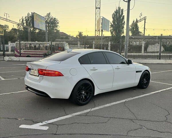 Белый Ягуар XE, объемом двигателя 2 л и пробегом 100 тыс. км за 15500 $, фото 5 на Automoto.ua