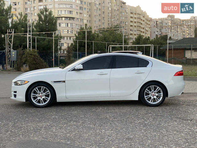 Белый Ягуар XE, объемом двигателя 2 л и пробегом 133 тыс. км за 14800 $, фото 4 на Automoto.ua