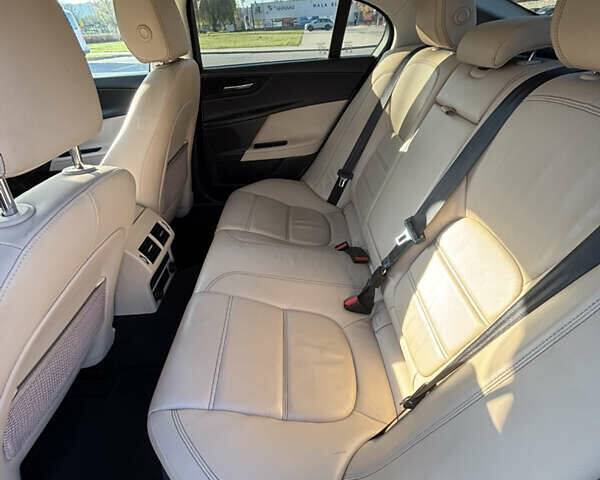 Белый Ягуар XE, объемом двигателя 2 л и пробегом 135 тыс. км за 16000 $, фото 10 на Automoto.ua