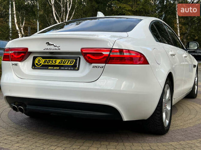 Белый Ягуар XE, объемом двигателя 2 л и пробегом 82 тыс. км за 14300 $, фото 6 на Automoto.ua