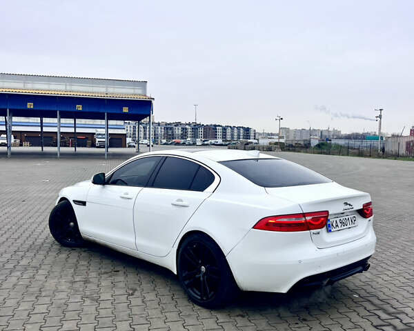 Белый Ягуар XE, объемом двигателя 2 л и пробегом 97 тыс. км за 12999 $, фото 7 на Automoto.ua