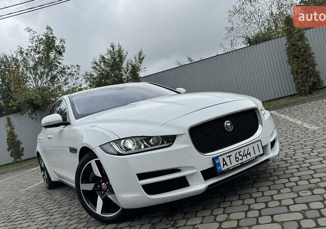 Белый Ягуар XE, объемом двигателя 2 л и пробегом 137 тыс. км за 16950 $, фото 1 на Automoto.ua