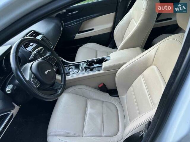 Белый Ягуар XE, объемом двигателя 2 л и пробегом 136 тыс. км за 15450 $, фото 3 на Automoto.ua