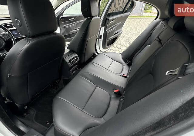 Белый Ягуар XE, объемом двигателя 2 л и пробегом 137 тыс. км за 16950 $, фото 36 на Automoto.ua