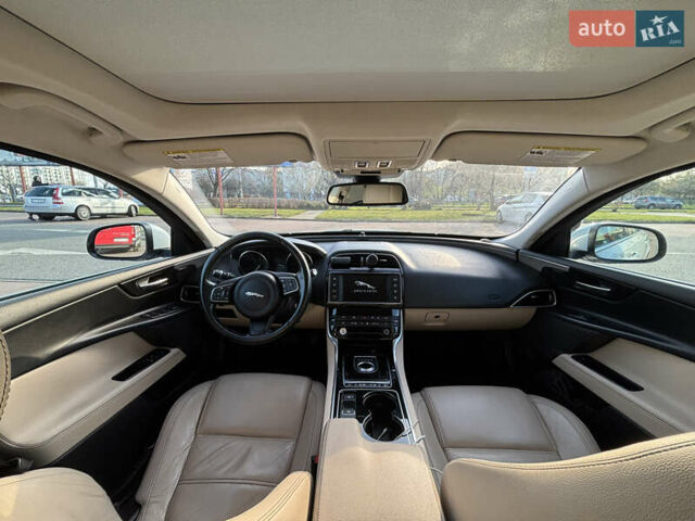 Белый Ягуар XE, объемом двигателя 2 л и пробегом 135 тыс. км за 16000 $, фото 8 на Automoto.ua