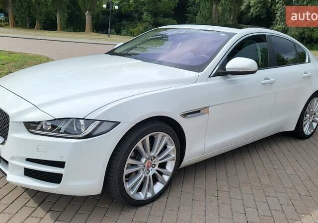 Белый Ягуар XE, объемом двигателя 3 л и пробегом 132 тыс. км за 12900 $, фото 3 на Automoto.ua