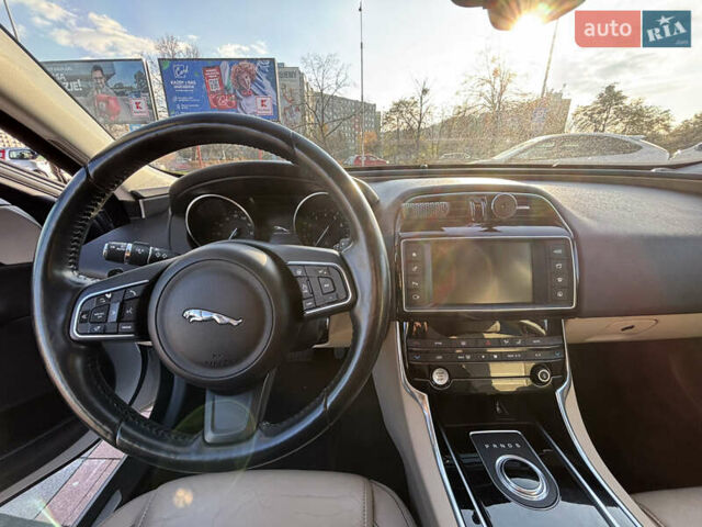 Белый Ягуар XE, объемом двигателя 2 л и пробегом 135 тыс. км за 16000 $, фото 9 на Automoto.ua