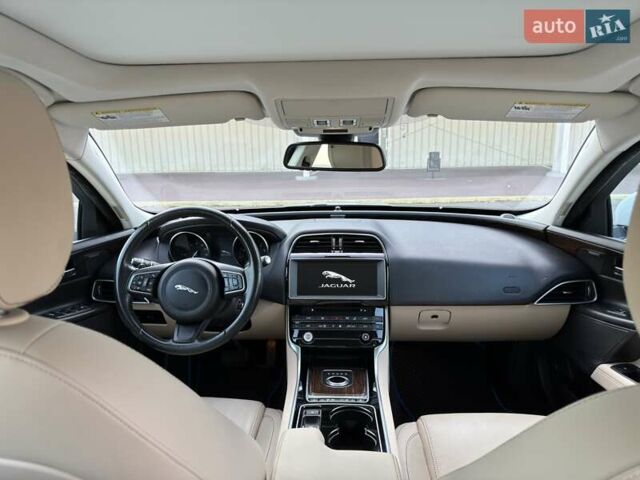 Белый Ягуар XE, объемом двигателя 2 л и пробегом 78 тыс. км за 16800 $, фото 13 на Automoto.ua