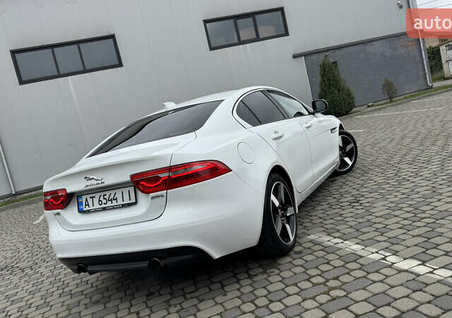 Белый Ягуар XE, объемом двигателя 2 л и пробегом 137 тыс. км за 16950 $, фото 12 на Automoto.ua