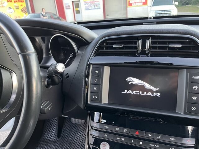 Ягуар XE 2016 у Києві на Automoto.ua Білий Ягуар XE, об'ємом двигуна 2 л та пробігом 72 тис. км за 16900 $, фото 7 на Automoto.ua