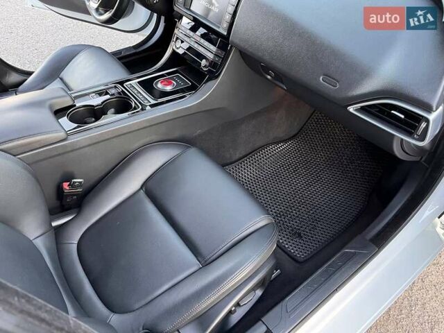 Белый Ягуар XE, объемом двигателя 2 л и пробегом 68 тыс. км за 16700 $, фото 14 на Automoto.ua