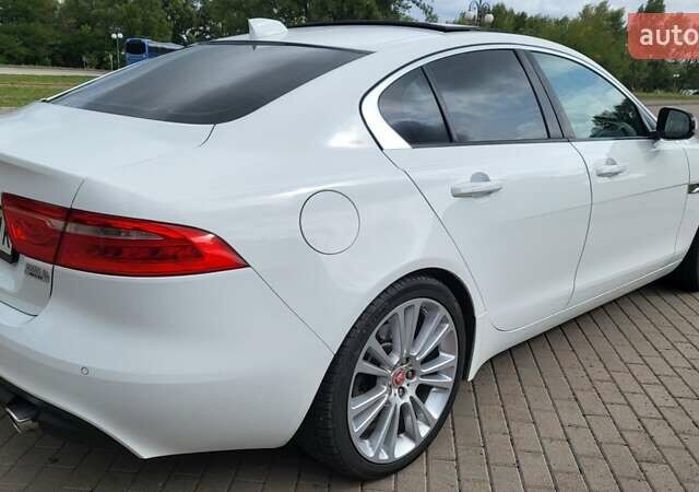 Белый Ягуар XE, объемом двигателя 3 л и пробегом 132 тыс. км за 12900 $, фото 6 на Automoto.ua