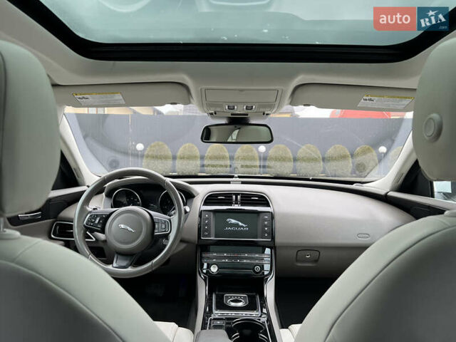 Белый Ягуар XE, объемом двигателя 2 л и пробегом 79 тыс. км за 17000 $, фото 12 на Automoto.ua