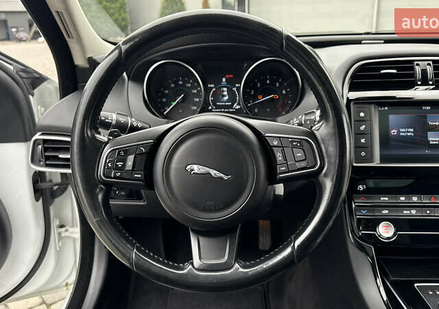 Белый Ягуар XE, объемом двигателя 2 л и пробегом 137 тыс. км за 16950 $, фото 65 на Automoto.ua