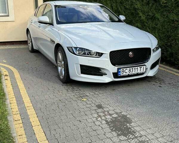 Белый Ягуар XE, объемом двигателя 2 л и пробегом 136 тыс. км за 15450 $, фото 4 на Automoto.ua