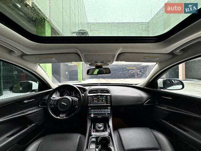 Белый Ягуар XE, объемом двигателя 2 л и пробегом 60 тыс. км за 14500 $, фото 58 на Automoto.ua